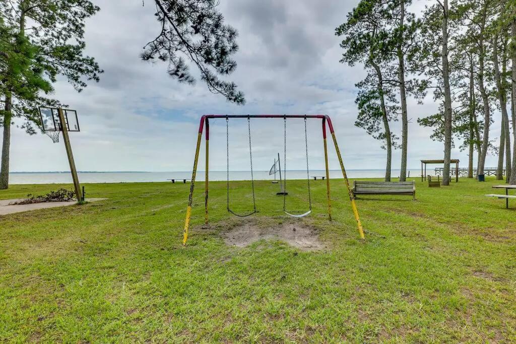 Vacation Home Lake Livingston! Onalaska Extérieur photo